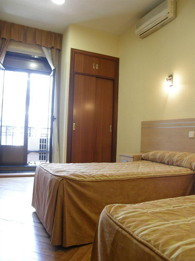 Hostal Avenida Madrid Luaran gambar